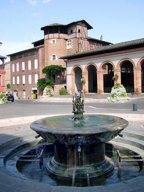 http://www.chambres-hotes-tarn-lalande.com/wp-content/gallery/gaillac/gaillac-place-du-griffoul-fontaine.jpg