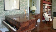 Piano dans le salon pour les mélomanes